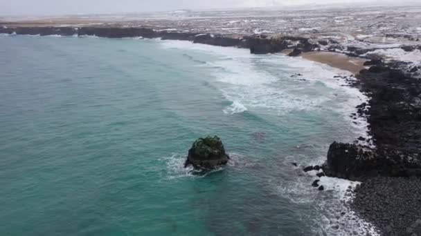 Nagranie Lotnicze Wybrzeża Zaśnieżonego Krajobrazu Islandii Gdzie Fale Oceanu Atlantyckiego — Wideo stockowe