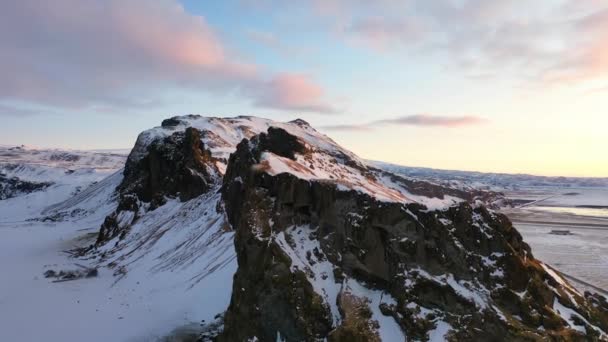 Luftaufnahmen Island Bei Skogafoss Bei Herrlichem Sonnenaufgang Mit Rotem Himmel — Stockvideo