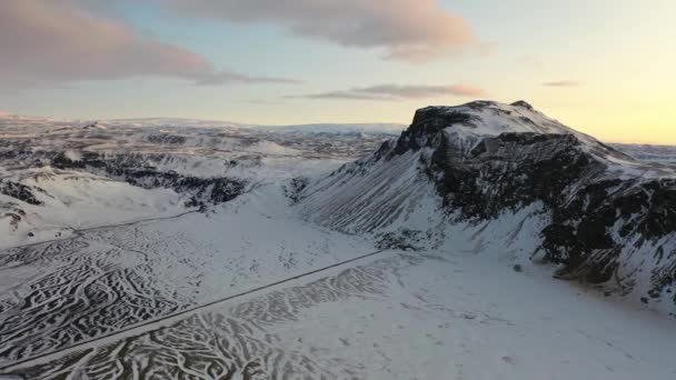 Воздушных Кадров Одинокой Дороги Горах Исландии Зимой 2023 Года — стоковое видео