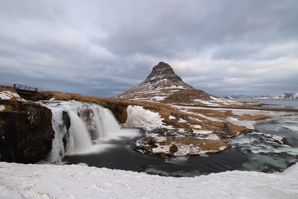 Nagy Hegy Izlandon Kirkjufell Vízeséssel Egy Felhős Téli Napon — Stock Fotó