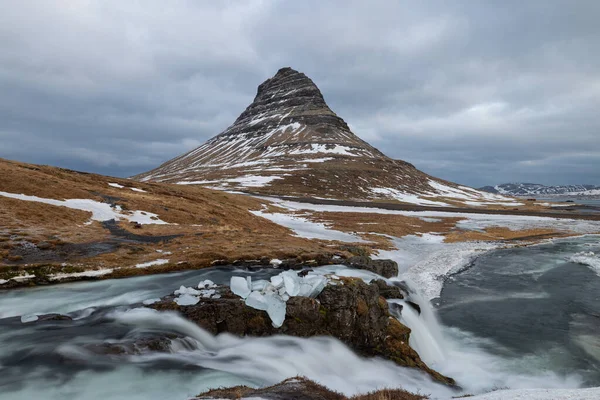 Úpatí Vodopádu Zvaného Kirkjufellsfoss Který Napůl Zamrzlý Neprotéká Jím Tolik — Stock fotografie