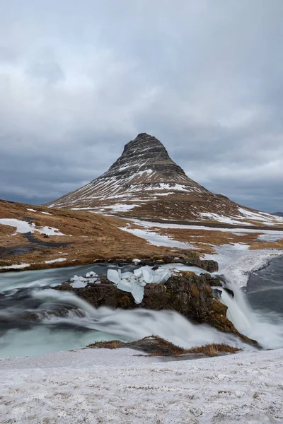 Біля Підніжжя Водоспаду Під Назвою Kirkjufellsfoss Який Наполовину Охолоджений Має — стокове фото