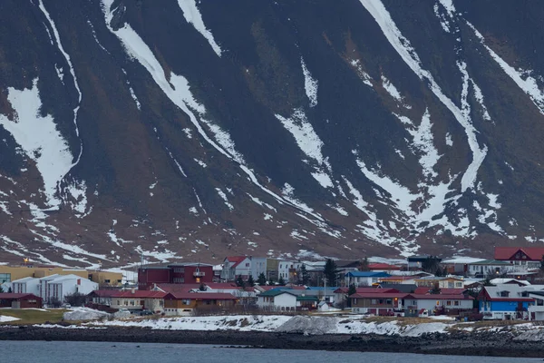 アイスランド北部の小さな漁村グルンダルフィヨルルと呼ばれ 山の前に小さな家がたくさんある — ストック写真