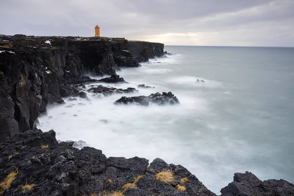 Lange Belichtung Von Den Klippen Islands Mit Einem Orangefarbenen Leuchtturm — Stockfoto