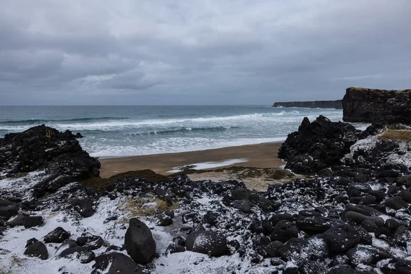 Grande Praia Islândia Onde Água Azul Turquesa Encontra Areia Dourada — Fotografia de Stock