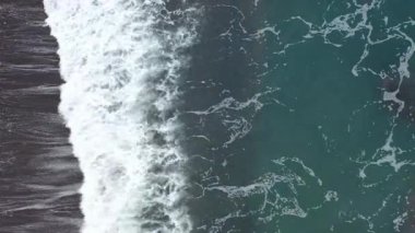 4K hava görüntülerinde İzlanda açıklarında yüksek dalgaların turkuaz sulara çarptığı görülüyor..