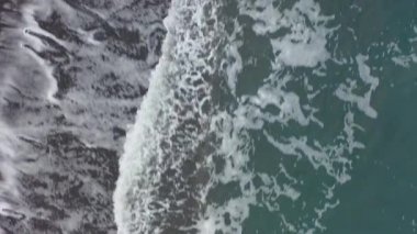 4K hava görüntülerinde İzlanda açıklarında yüksek dalgaların turkuaz sulara çarptığı görülüyor..