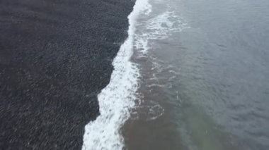 4K hava görüntülerinde İzlanda açıklarında yüksek dalgaların turkuaz sulara çarptığı görülüyor..