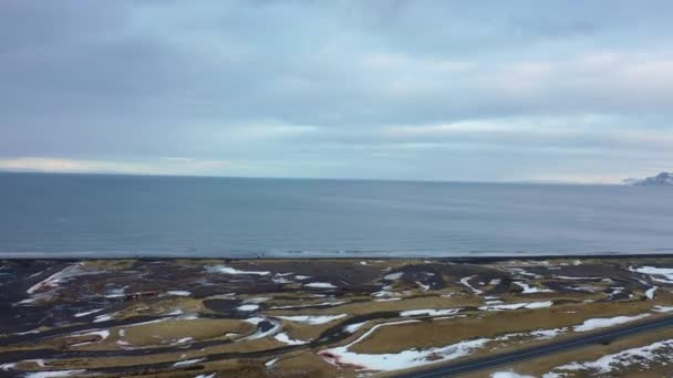 冰岛一个黑色海滩和覆盖着高山的大雪的4K航拍 — 图库视频影像