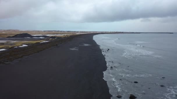 Εναέρια Πλάνα Πάνω Από Μια Μαύρη Παραλία Άμμου Στην Ισλανδία — Αρχείο Βίντεο