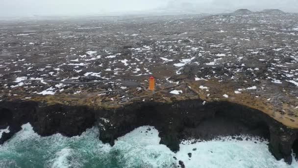 冰岛一个叫做Svrtloft的橙色灯塔的4K航拍镜头 许多海鸥在周围盘旋 — 图库视频影像