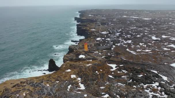Εναέρια Πλάνα Κατά Μήκος Της Ακτής Της Ισλανδίας Ένα Μεγάλο — Αρχείο Βίντεο