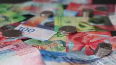 İsviçre banknotlarına bir sürü bozuk para dağıtıldı. İsviçre ekonomisi iyi gidiyor..
