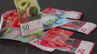 Bazı İsviçre banknotları diğer banknotların üzerine 4K 'da yavaş çekimde düşüyor..