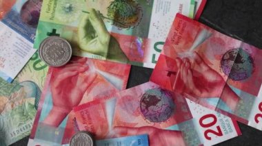 İsviçre 'nin yeşil ve kırmızı banknotlarında İsviçre gümüşü paralar. İsviçre zengin ve pahalı..