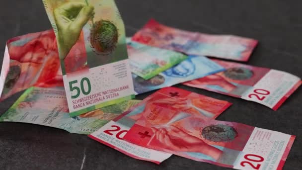 Een Paar Zwitserse Bankbiljetten Vallen Langzame Beweging Veel Andere Bankbiljetten — Stockvideo