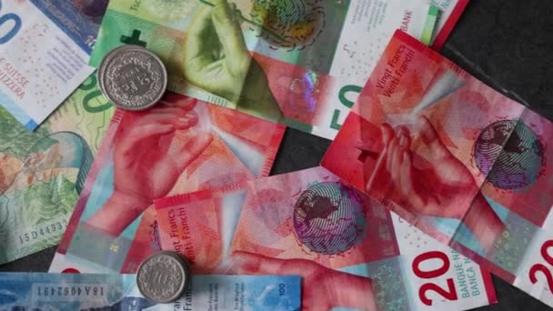 Szwajcarskie Srebrne Monety Zielonym Czerwonym Banknotze Szwajcarii Szwajcaria Jest Bogata — Wideo stockowe