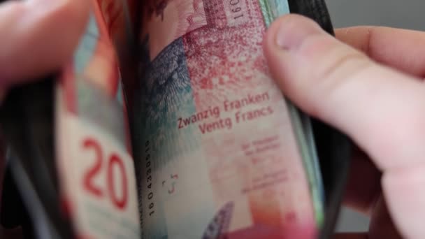 Een Man Zoekt Geld Zijn Portemonnee Haalt Zwitserse Franken Tevoorschijn — Stockvideo