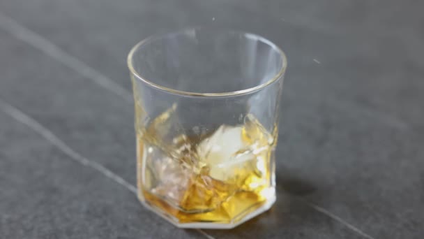 Dvě Kostky Ledu Padají Sklenice Naplněné Skotskou Whisky Rozlévá — Stock video