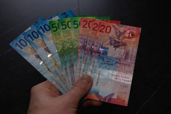 Muž Drží Ruce Švýcarské Bankovky Počítá Svůj Měsíční Příjem — Stock fotografie