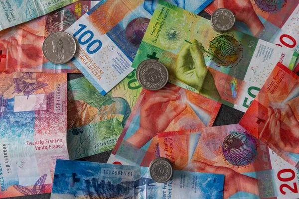 Roztroušených Bankovkách Leží Mnoho Mincí Švýcarský Frank Velmi Silný Švýcarská — Stock fotografie