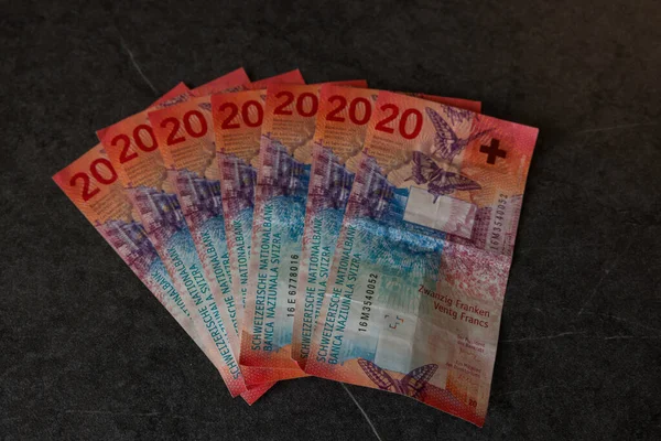 Unos Billetes Francos Suizos Están Bien Ordenados Una Mesa Gris — Foto de Stock