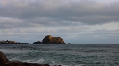 Fırtınalı bir günde üzerinde deniz feneri olan Atlantik Okyanusu 'ndaki bir kayanın 4K videosu.