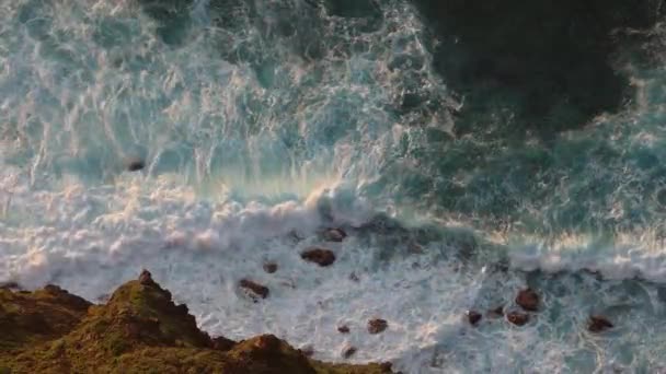 Video Med Stora Vågor Som Kraschar Stranden Och Skummar Tillräckligt — Stockvideo