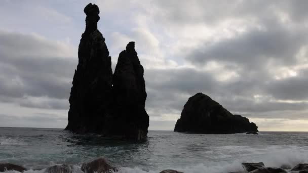 Kビデオの曇りの日オフマデイラ海岸で非常に高い波が苔で覆われた小石のビーチを打つ — ストック動画