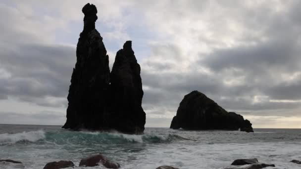 Videó Egy Felhős Napról Madeira Partjainál Ahol Nagyon Magas Hullámok — Stock videók