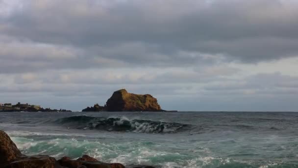 在暴风雨的日子里 大西洋岩石上有灯塔的4K视频 — 图库视频影像