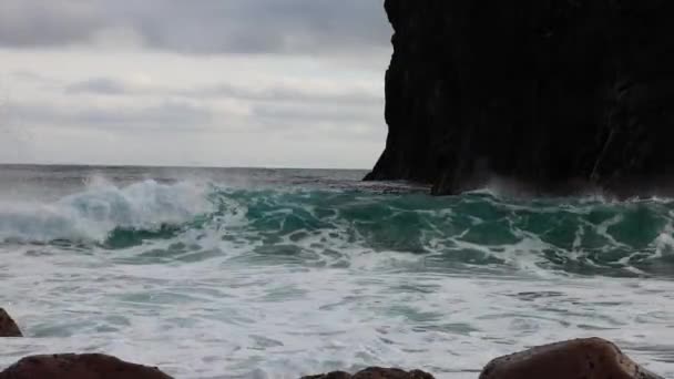 Vídeo Uma Onda Maré Alta Oceano Atlântico — Vídeo de Stock