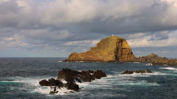 Video Porto Moniz Maderze Dużymi Falami Latarnią Morską Skale Przed — Wideo stockowe