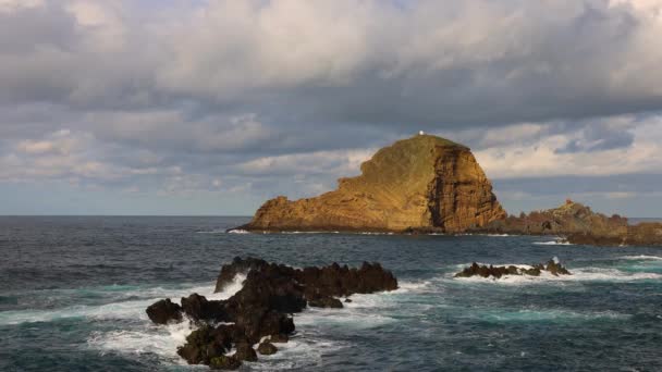 Video Porto Moniz Maderze Dużymi Falami Latarnią Morską Skale Przed — Wideo stockowe