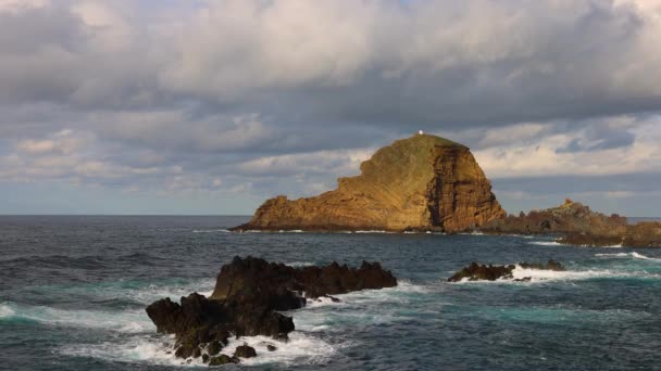 Video Dużym Kamieniem Przed Porto Moniz Maderze Gdzie Fale Zderzają — Wideo stockowe