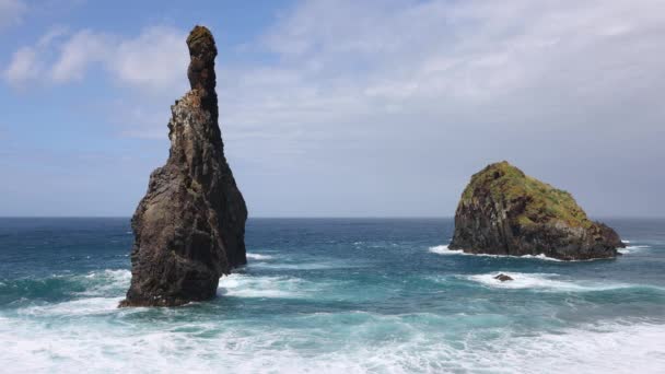 Video Día Soleado Una Playa Rocosa Madeira Roca Ribeira Janela — Vídeo de stock