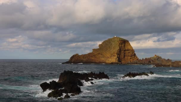 Video Dużym Kamieniem Przed Porto Moniz Maderze Gdzie Fale Zderzają — Wideo stockowe