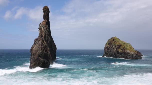 Video Día Soleado Una Playa Rocosa Madeira Roca Ribeira Janela — Vídeo de stock