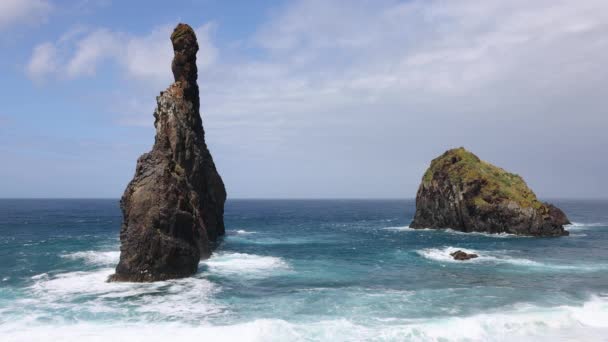 Video Słonecznego Dnia Skalistej Plaży Maderze Ribeira Janela Rock — Wideo stockowe