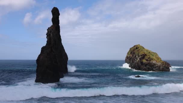 Nagranie Wysokich Fal Wybrzeży Madery Ribeira Janela Fale Idealne Surfowania — Wideo stockowe