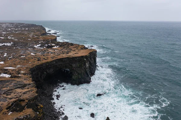 Coast Iceland Made Black Volcanic Rock Very Steep Big Waves — Stock Photo, Image