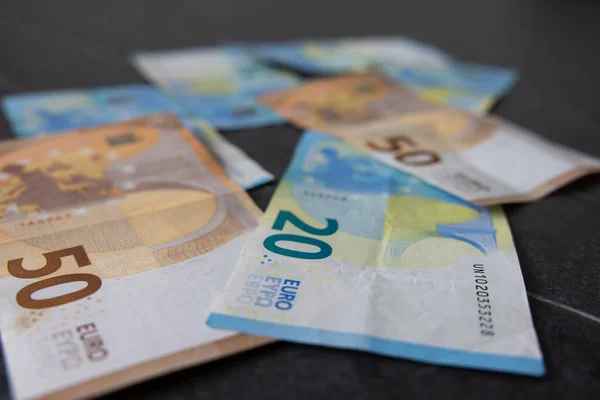 Černém Stole Leží Několik Eurobankovek Daně Jsou Zaplaceny — Stock fotografie