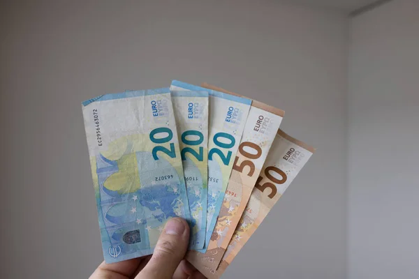 Homem Tem Várias Notas Euro Mão Sinaliza Que Quer Pagar — Fotografia de Stock