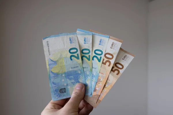 Homem Tem Várias Notas Euro Mão Sinaliza Que Quer Pagar — Fotografia de Stock
