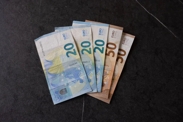 Algumas Notas Euro Encontram Numa Mesa Preta Impostos São Pagos — Fotografia de Stock
