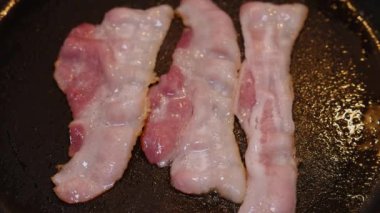 Kızarana kadar tavada üç dilim pastırma kızartılır..