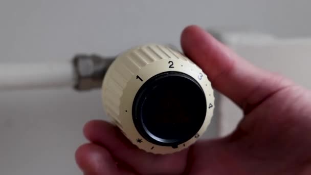 Homme Baisse Thermostat Radiateur Pour Réduire Les Factures Chauffage Pendant — Video