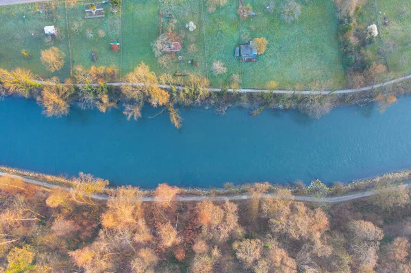 Limmat adında mavi bir nehir ve kıyıda yıkanmaya hazır birçok kış ağacı var..