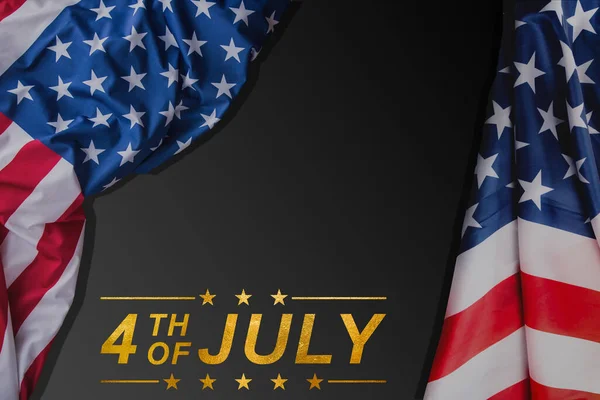 Üzerinde Amerikan Bayrağı Olan Siyah Bir Arkaplanda Temmuz Altın Harfleri — Stok fotoğraf