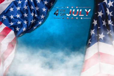 Bağımsızlık Günü. 4 Temmuz. Amerikan bayrağı ve sisi ile ahşap bir arka planda harf.